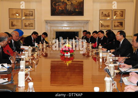 Neu-Delhi, Indien. 11. Februar 2014. Chinesischen Staat Hofrat Yang Jiechi (2. R) und National Security Adviser Shiv Shankar Menon (3. L) die 17. Runde der Gespräche von Sonderbeauftragten über Grenzfragen aus China und Indien in New Delhi, der Hauptstadt von Indien, am 11. Februar 2014 zu besuchen. © Chen Xuelian/Xinhua/Alamy Live-Nachrichten Stockfoto
