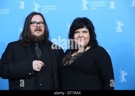 Directors Jane Pollard (R) und Iain Forsyth stellen während der Fototermin für "20.000 Tage auf der Erde" auf der 64. Internationalen Filmfestspiele Berlin aka Berlinale im Berlinale-Palast in Berlin, Deutschland, am 10. Februar 2014. Der Film ist in der Sektion Panorama der Berlinale präsentiert, die vom 06. bis 16. Februar 2014 läuft. Foto: Hubert Boesl - Achtung! KEIN KABEL-SERVICE- Stockfoto