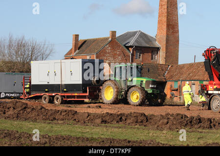 Moorland Pumping Station in der Nähe von Burrowbridge, Somerset Levels, 11. Februar 2014. Umweltagentur Mitarbeiter planen den Einsatz von zwei großen Vakuum assistierte Pumpen Wasser in die angrenzenden Fluß Parrett. Die 450SH-Pumpen haben eine maximale Kapazität von 4500 m3 / h. Die neuen Pumpen kamen am Mittag und der Agentur Plan in insgesamt sechs Pumpen bringen. Stockfoto