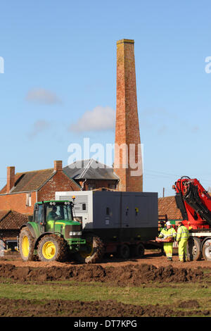 Moorland Pumping Station in der Nähe von Burrowbridge, Somerset Levels, 11. Februar 2014. Umweltagentur Mitarbeiter planen den Einsatz von zwei großen Vakuum assistierte Pumpen Wasser in die angrenzenden Fluß Parrett. Die 450SH-Pumpen haben eine maximale Kapazität von 4500 m3 / h. Stockfoto