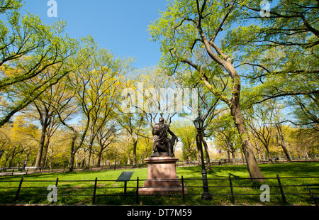 Robert Burns Statue auf der Mall in Central Park in New York City, USA Stockfoto