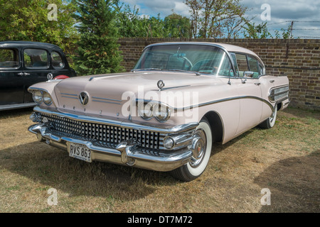 WINDSOR, BERKSHIRE, UK - Augsut 4, rosa 2013:1958 Buick begrenzt Oldtimer auf Windsor Farm Shop International Classic C Stockfoto