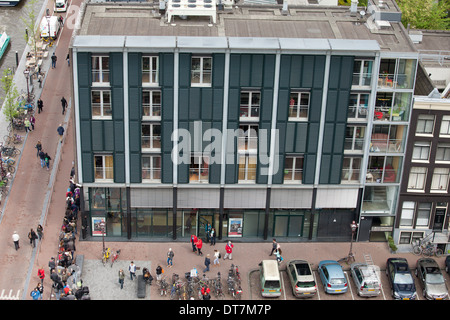 Die Leute Schlange um das Anne Frank House Museum an der Prinsengracht, Holland, Niederlande. Stockfoto