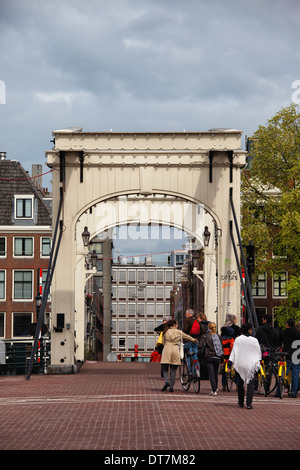 Menschen auf magere Brücke (Niederländisch: Magere Brug) über den Fluss Amstel in Amsterdam, Holland, Niederlande Stockfoto