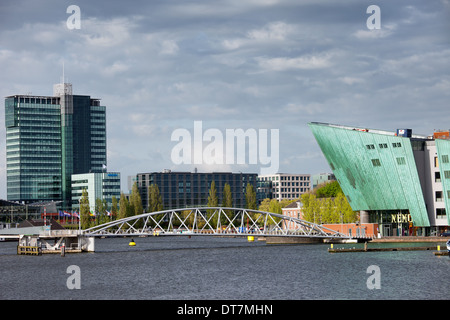 Science Center NEMO und Brücke über den Kanal in Amsterdam, Holland, Niederlande. Stockfoto