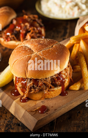 Barbeque zog Schweinefleisch Sandwich mit BBQ-Sauce und Pommes frites Stockfoto