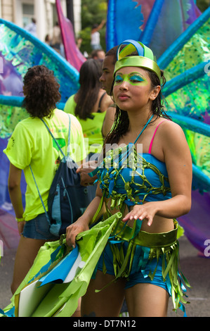 Weibliche Karneval Darsteller tanzen in den Straßen während der Prozession, Notting Hill Carnival, London, England Stockfoto