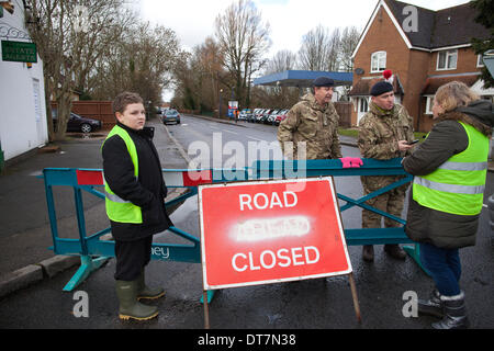 Datchet, UK. 11. Februar 2014. Bild zeigt, dass Royal Engineer militärische Datchet im Bereich Thames Valley westlich von London am Eingang stehen. Hunderte von Familien haben ihre Häuser durch die steigende Wasserstände in der gesamten Region zu verlassen. Bildnachweis: Jeff Gilbert/Alamy Live-Nachrichten Stockfoto