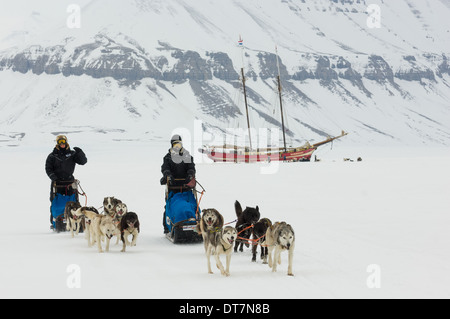 Hundeschlitten-Teams Rennen abseits der Noorderlicht "Schiff im Eis", Tempel Fjord (Tempelfjorden), Inselgruppe Svalbard, Spitzbergen, Norwegen Stockfoto