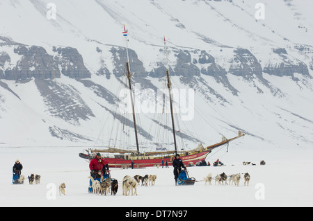 Hundeschlitten-Teams Rennen abseits der Noorderlicht "Schiff im Eis", Tempel Fjord (Tempelfjorden), Inselgruppe Svalbard, Spitzbergen, Norwegen Stockfoto