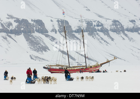 Hundeschlitten-Teams Rennen abseits der Noorderlicht "Schiff im Eis", Tempel Fjord (Tempelfjorden), Inselgruppe Svalbard, Spitzbergen, Norwegen Stockfoto