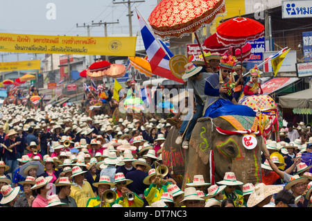 Eingeweihten gekleidet in schrillen Kostümen und Sonnenbrille in einer Prozession auf Elefanten von Elefanten wieder Ordination Zeremonie (Buat Chang), Si Sachanalai, Wat Hut Siao, Sukhothai, Thailand Stockfoto