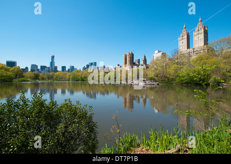 Spiegelungen im See an einem sonnigen Frühlingstag im Central Park in New York City, USA Stockfoto