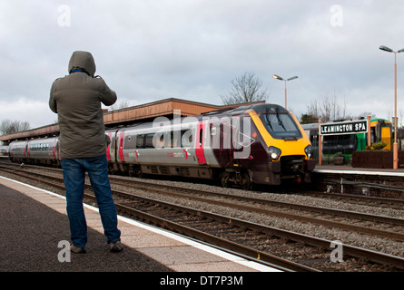 Ein Eisenbahn-Enthusiasten fotografieren eine Diesel-Zug, Leamington Spa UK Stockfoto