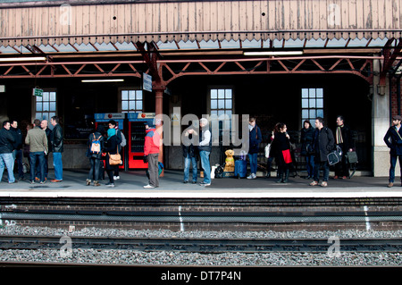 Passagiere auf Leamington Spa Railway Station, Warwickshire, England, UK Stockfoto