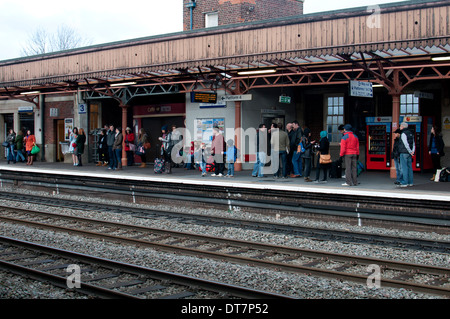 Passagiere auf Leamington Spa Railway Station, Warwickshire, England, UK Stockfoto