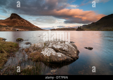 Die letzte Sonnenuntergang fängt die Wolken über dem Cregennan-See im Norden von Wales. Stockfoto
