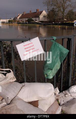 Burrowbridge, Somerset Levels, UK 11. Februar 2014. Notfall wasserdichte Membran ist auf der Brücke neben der Fluß Parrett bei Burrowbridge erhältlich. Stockfoto