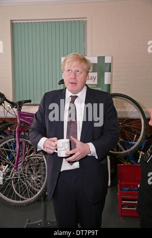 Bromley, London, UK. 11. Februar 2014, Boris Johnson, Bürgermeister von London, tranken Tee während des Besuchs der lokalen Täter in Bromley Credit Jugendzentrum: Keith Larby/Alamy Live News Stockfoto