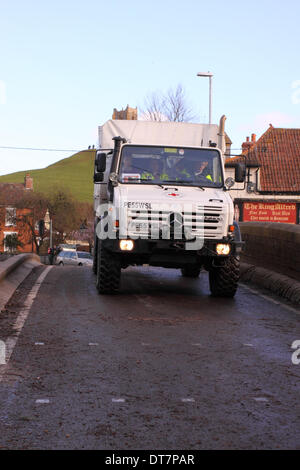 Burrowbridge, Somerset Levels, UK 11. Februar 2014. Des britischen Roten Kreuzes weiterhin entlastend auf die Somerset Niveaus, das Unimog Fahrzeug wird hier gezeigt, über die Brücke bei Burrowbridge. Der Unimog ist mit einem Schnorchel-Auspuff ausgestattet, durch Hochwasser fahren. Stockfoto