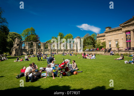 Touristen im Museum Gärten, York Stockfoto