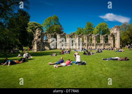 Touristen im Museum Gärten, York Stockfoto