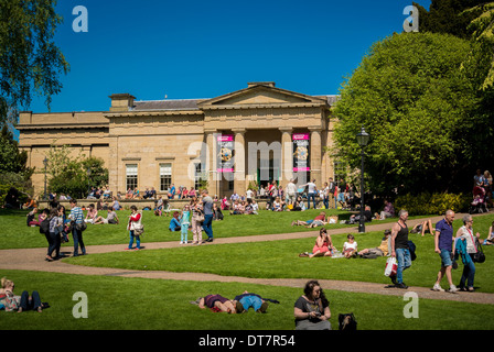 Touristen in den Museumsgärten, im Sommer. York Stockfoto