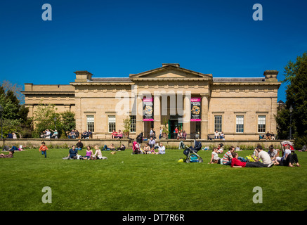 Touristen in den Museumsgärten, im Sommer. York Stockfoto