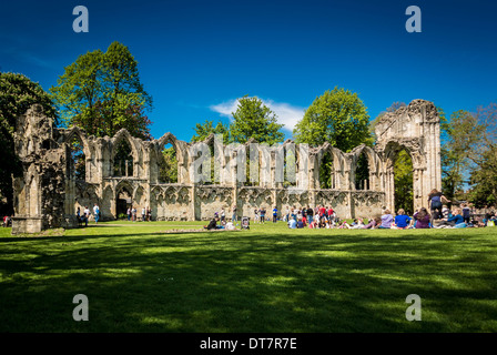 Touristen im Museum Gärten, York Stockfoto