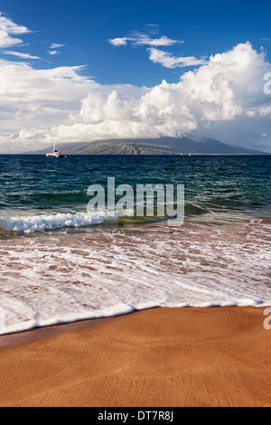 Makena Beach anzeigen des späten Nachmittags Wolkenformationen über den Pazifischen Ozean und Hawaii Insel Maui zu bauen. Stockfoto