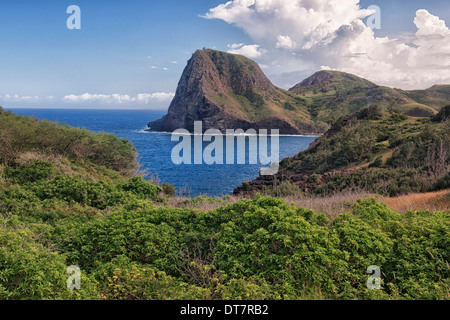 Morgen Gewitterwolken überbauen Kahakuloa Head auf Hawaii Insel Maui. Stockfoto