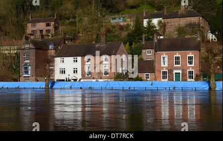 Ironbridge, Shropshire, UK. 11. Februar 2014. Umweltagentur Flut Barrieren verhindern den Fluss Severn auf der Kaianlage in Ironbridge Eigenschaften.  Bildnachweis: Sam Bagnall/Alamy Live-Nachrichten Stockfoto