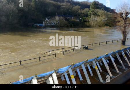 Ironbridge, Shropshire, UK. 11. Februar 2014.  Umweltagentur Flut Barrieren verhindern den Fluss Severn auf der Kaianlage in Ironbridge Eigenschaften.  Bildnachweis: Sam Bagnall/Alamy Live-Nachrichten Stockfoto