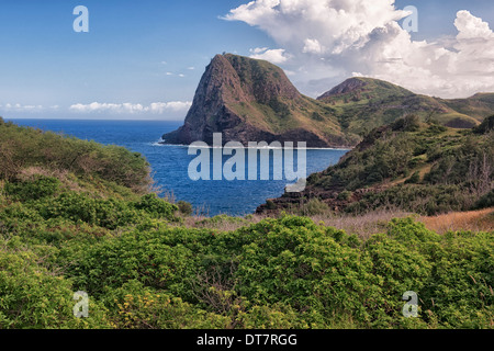 Morgen Gewitterwolken überbauen Kahakuloa Head auf Hawaii Insel Maui. Stockfoto