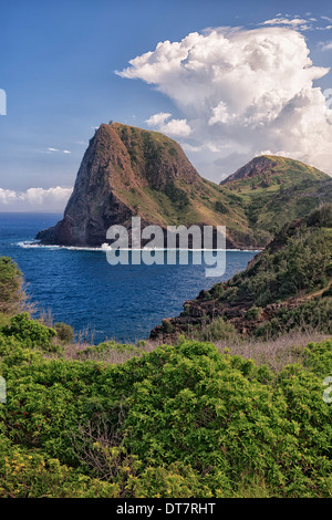 Morgen Gewitterwolken überbauen Kahakuloa Head auf Hawaii Insel Maui. Stockfoto