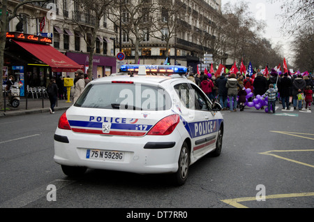 Französische Polizei Auto bei Demonstration in Paris gegen die Schließung der Entbindungsstation Des Lilas (Stadtrand von Paris). Frankreich. Stockfoto