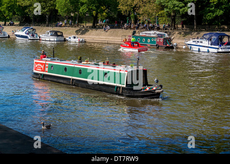 Narrowboat auf dem Fluss Ouse im Zentrum von York Stockfoto