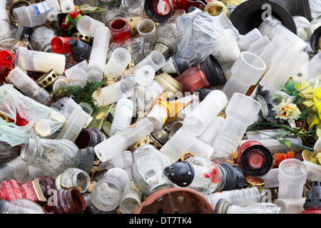 Kunststoff und Glas Müll auf Friedhof Stockfoto