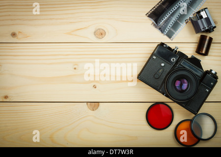 Alte Retro-Kamera und Film Rollen auf Holzbrettern. Konzentrieren Sie sich vor der Kamera. Zusammenfassung Hintergrund Stockfoto