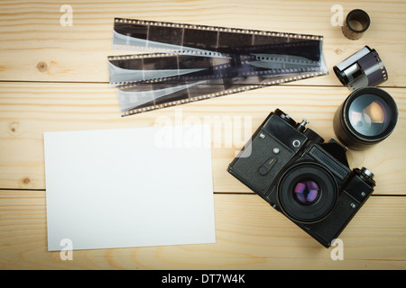 Alte Retro-Kamera und Film Rollen auf Holzbrettern. Stockfoto