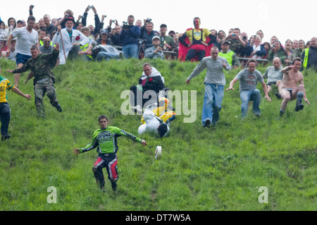 Start eines Rennens die Coopers Hill Cheese Rolling und Wake, Coopers Hill, Brockworth, Gloucestershire, England Stockfoto