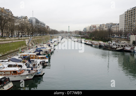 Das Bassin de l ' Arsenal ein Boot-Becken in Paris, mit Juli Spalte im Hintergrund, Paris Frankreich. Stockfoto