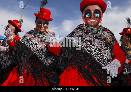 Tänzerinnen und Tänzer während ihrer Performance beim Karnevalsumzug in Oruro. Stockfoto