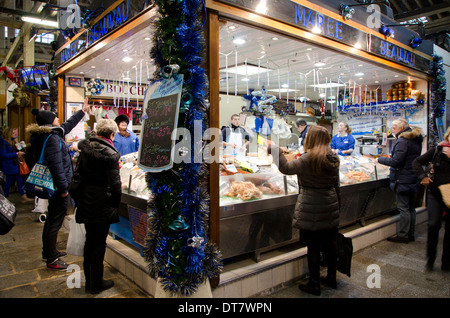 Stall mit Meeresfrüchten in der Markthalle Marché Beauveau am Platz Aligre. Paris, Frankreich. Stockfoto