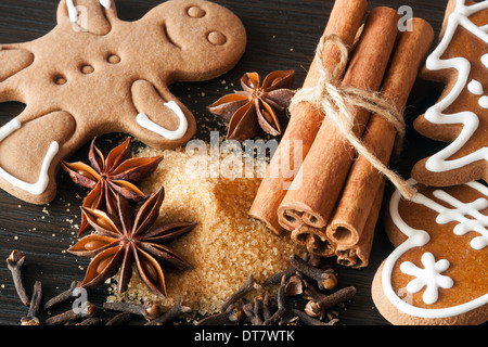 Cookies und verschiedenen Gewürzen - Anis, Zimt, Nelken und Rohrzucker Stockfoto
