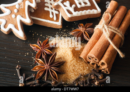 Cookies und verschiedenen Gewürzen - Anis, Zimt, Nelken und Rohrzucker Stockfoto