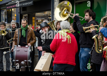 Straßenmusiker geben eine Leistung in einer Straße in Paris, Frankreich. Stockfoto