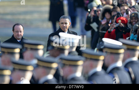 (140211)--WASHINGTON, 11. Februar 2014 (Xinhua)--U.S. President Barack Obama (R) und Besuch der französische Präsident Francois Hollande inspizieren Ehrenwache während einer Willkommenszeremonie auf dem South Lawn des weißen Hauses in Washington, D.C., Hauptstadt der Vereinigten Staaten, Fed. 11, 2014. Barack Obama am Dienstag begrüßt seinen französischen Amtskollegen Francois Hollande im Weißen Haus mit Fanfare und warmes Lob der bilateralen Beziehungen. Französische Marktführer wurde an einem sonnigen und kühl Morgen zu seinem Staatsbesuch in die USA, die erste von einem französischen Sta mit Trompetenfanfaren und 21 Salutschüsse begrüßt. Stockfoto