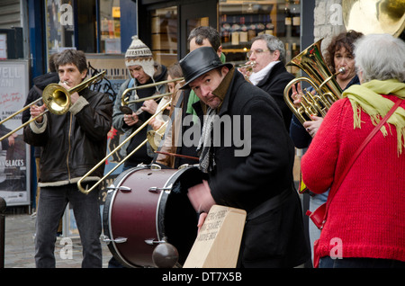 Straßenmusiker geben eine Leistung in einer Straße in Paris, Frankreich. Stockfoto