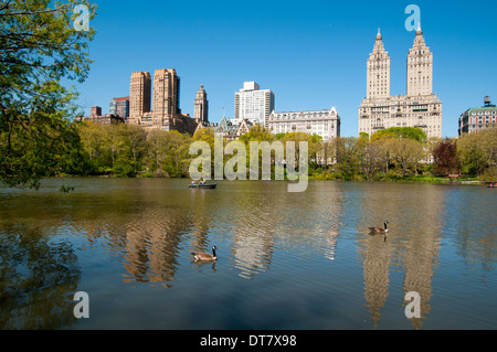 Spiegelungen im See an einem sonnigen Frühlingstag im Central Park in New York City, USA Stockfoto